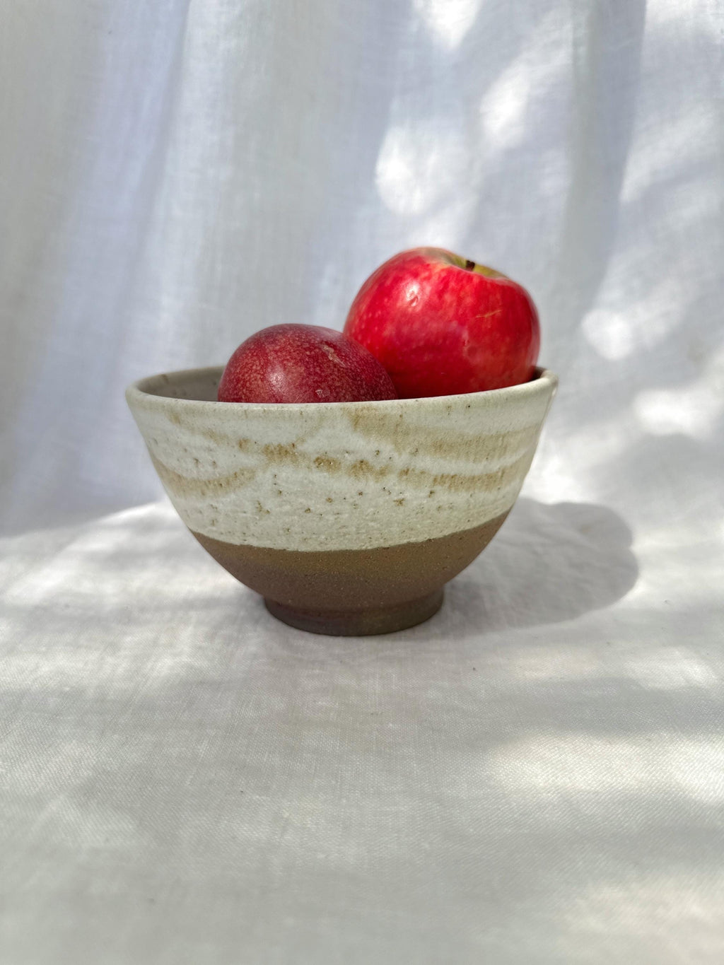 Grand bol en céramique de grès rouge, émail blanc et nuances vanille, fait main par Terres.me.