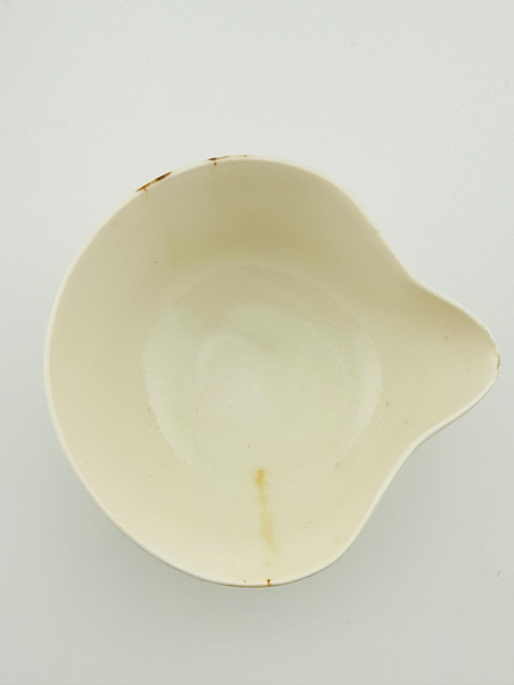 Tasse verseuse katakuchi blanche à décor cœur à l’or, vue de dessus