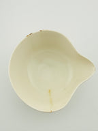 Tasse verseuse katakuchi blanche à décor cœur à l’or, vue de dessus