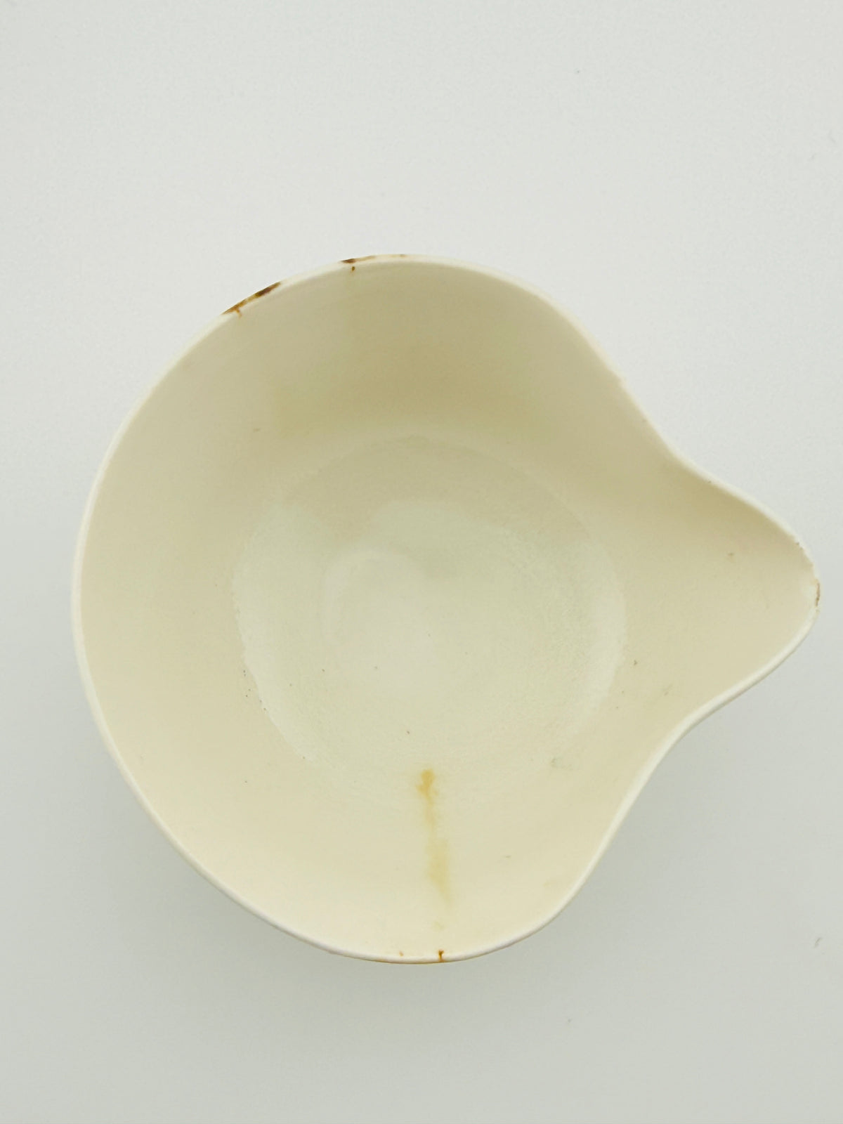 Tasse verseuse katakuchi blanche à décor cœur à l’or, vue de dessus