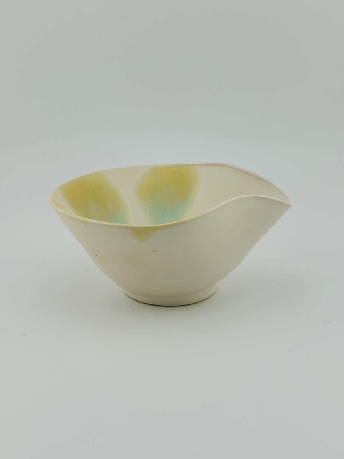Tasse verseuse katakuchi blanche de 60 ml, décor fleur à l’or