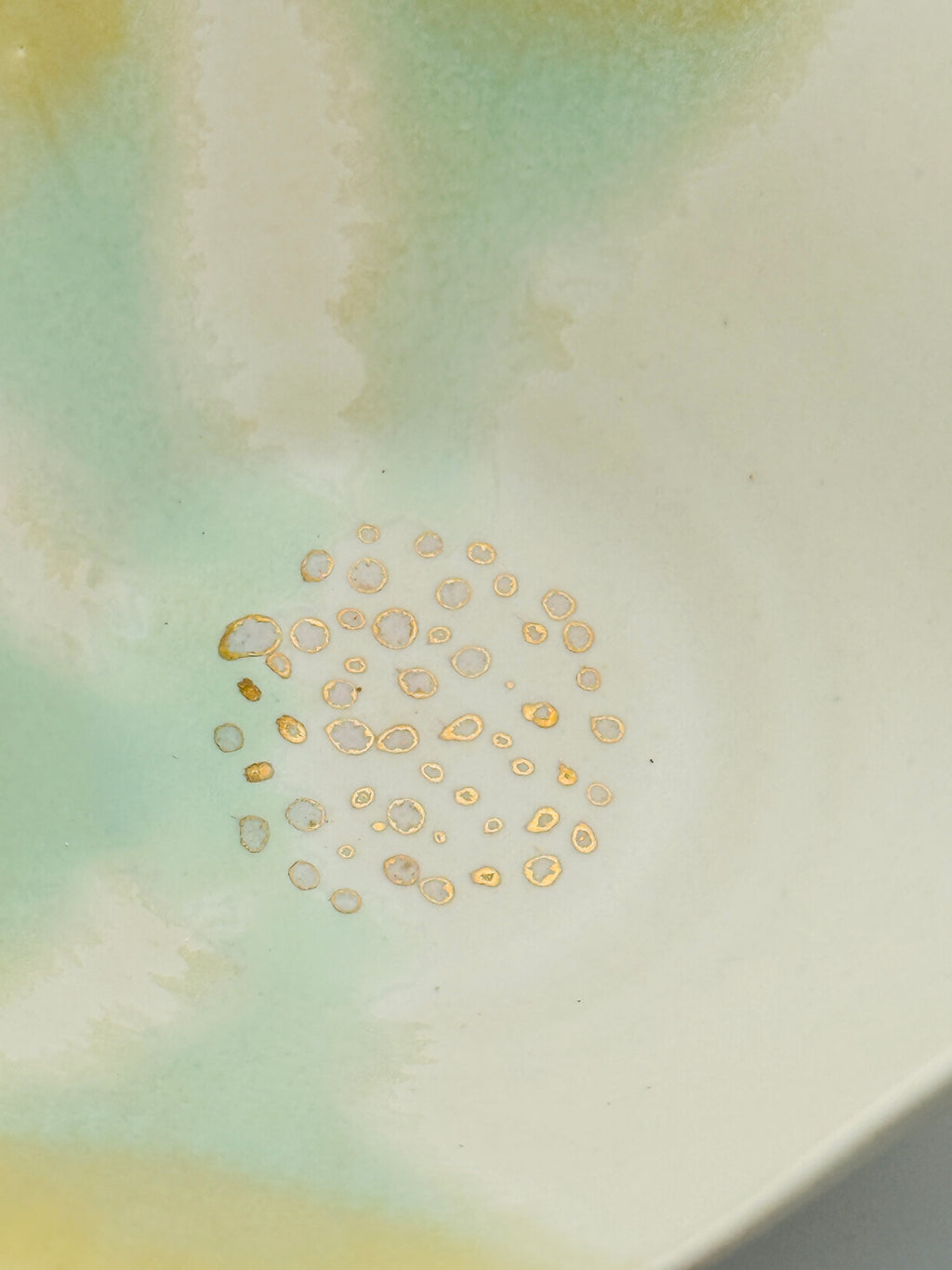 Détail du décor fleur à l’or sur une tasse verseuse katakuchi blanche