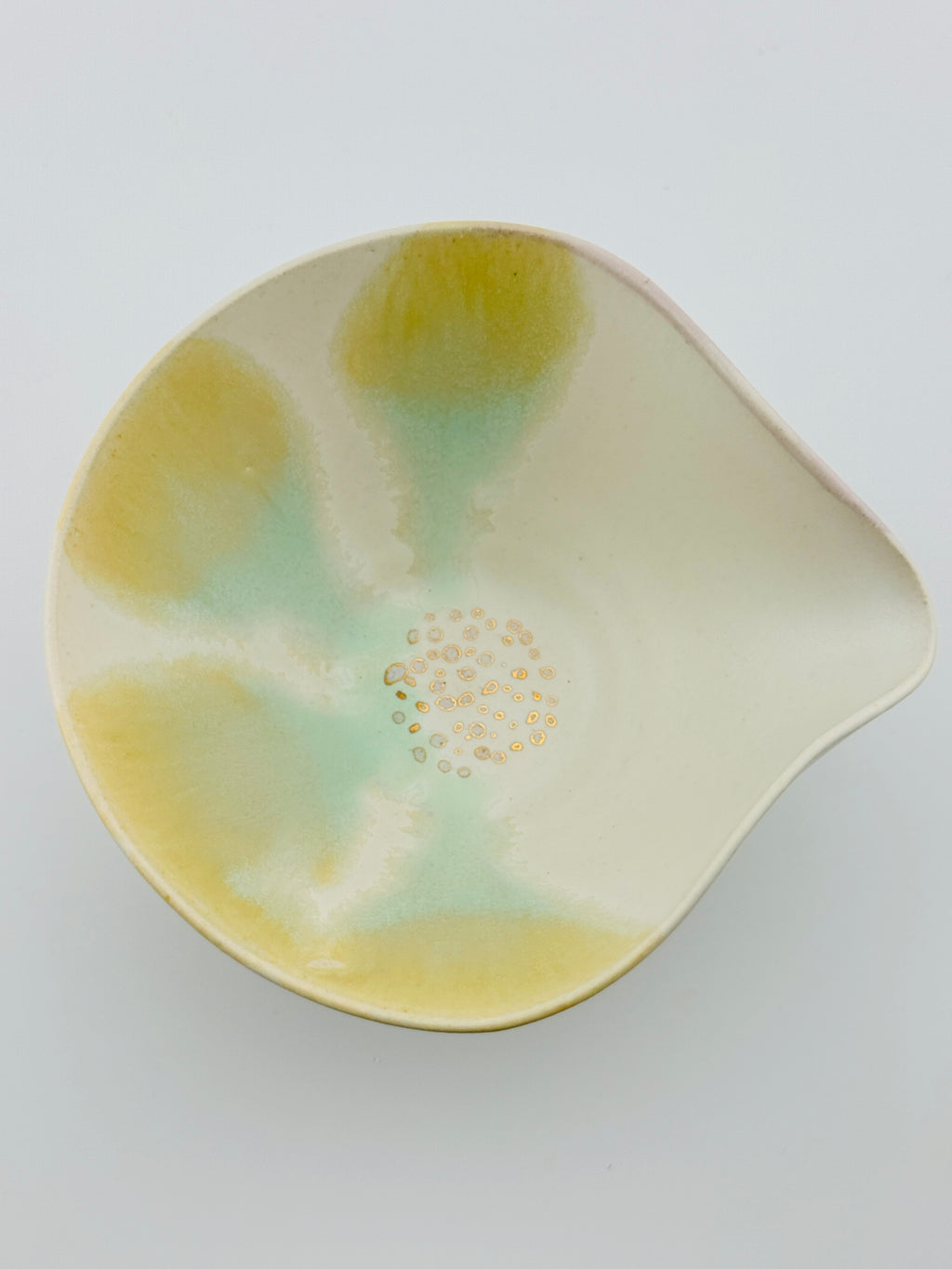 Tasse verseuse katakuchi blanche à décor fleur à l’or, vue de dessus