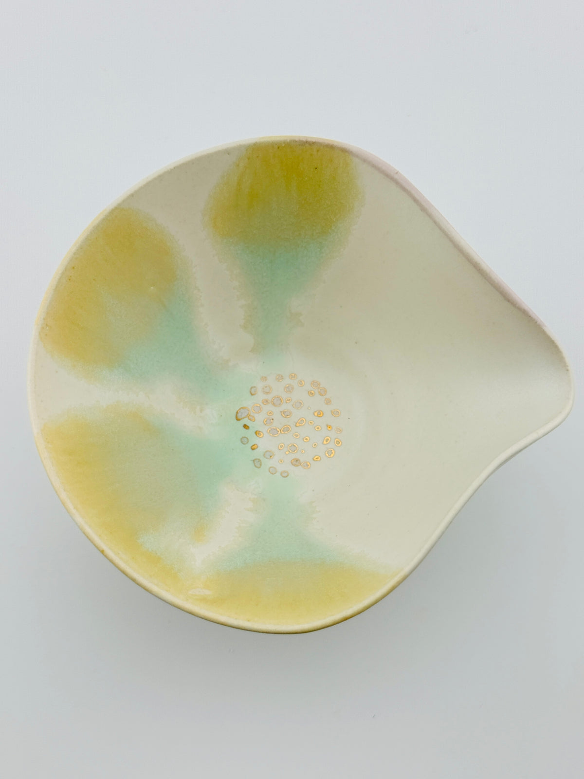 Tasse verseuse katakuchi blanche à décor fleur à l’or, vue de dessus