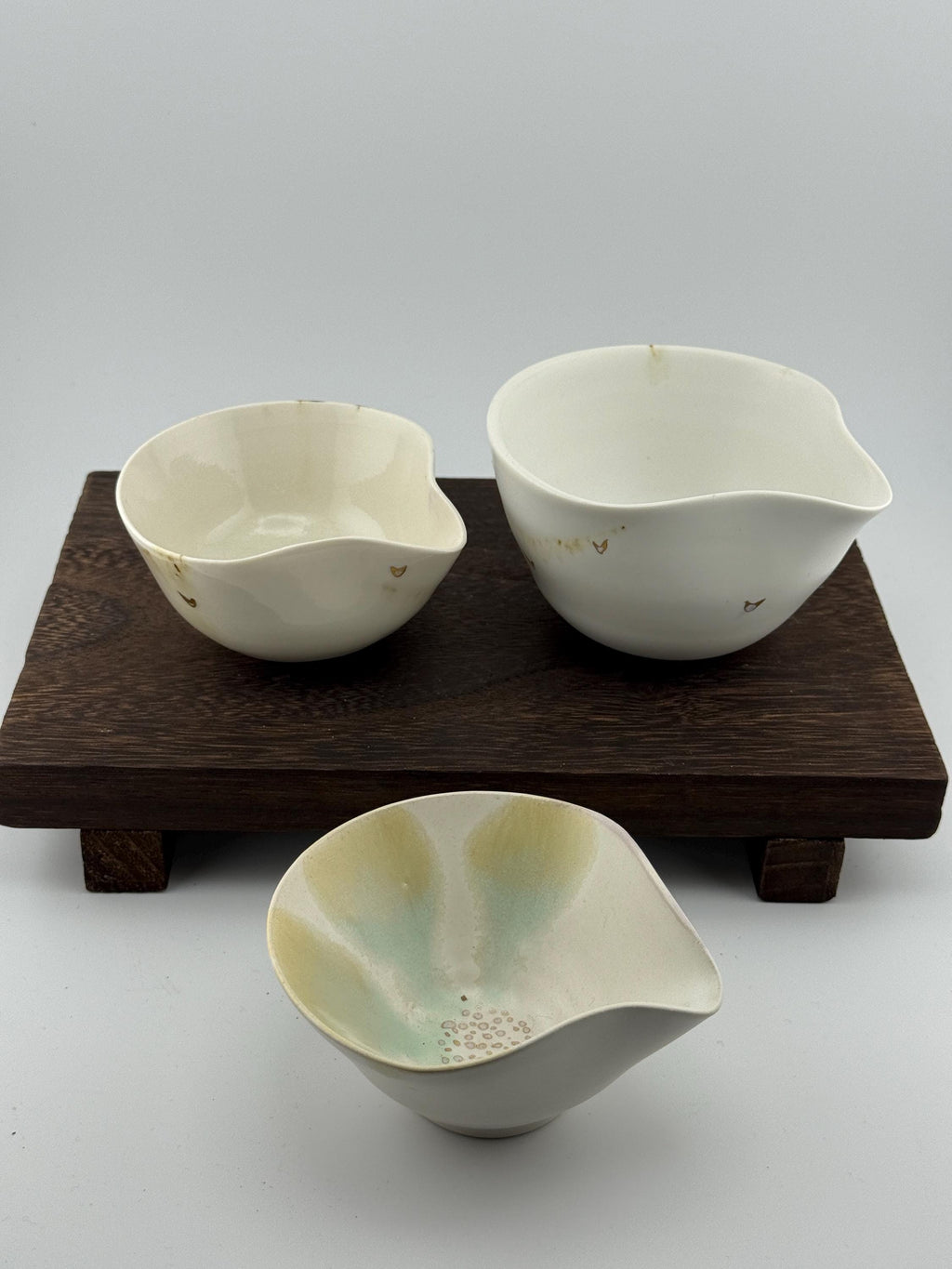 Katakuchi en céramique blanche rehaussé d’or au troisième feu, vue 2 sur 9, tasse verseuse façonnée à la main par Terresme.