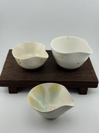 Katakuchi en céramique blanche rehaussé d’or au troisième feu, vue 2 sur 9, tasse verseuse façonnée à la main par Terresme.