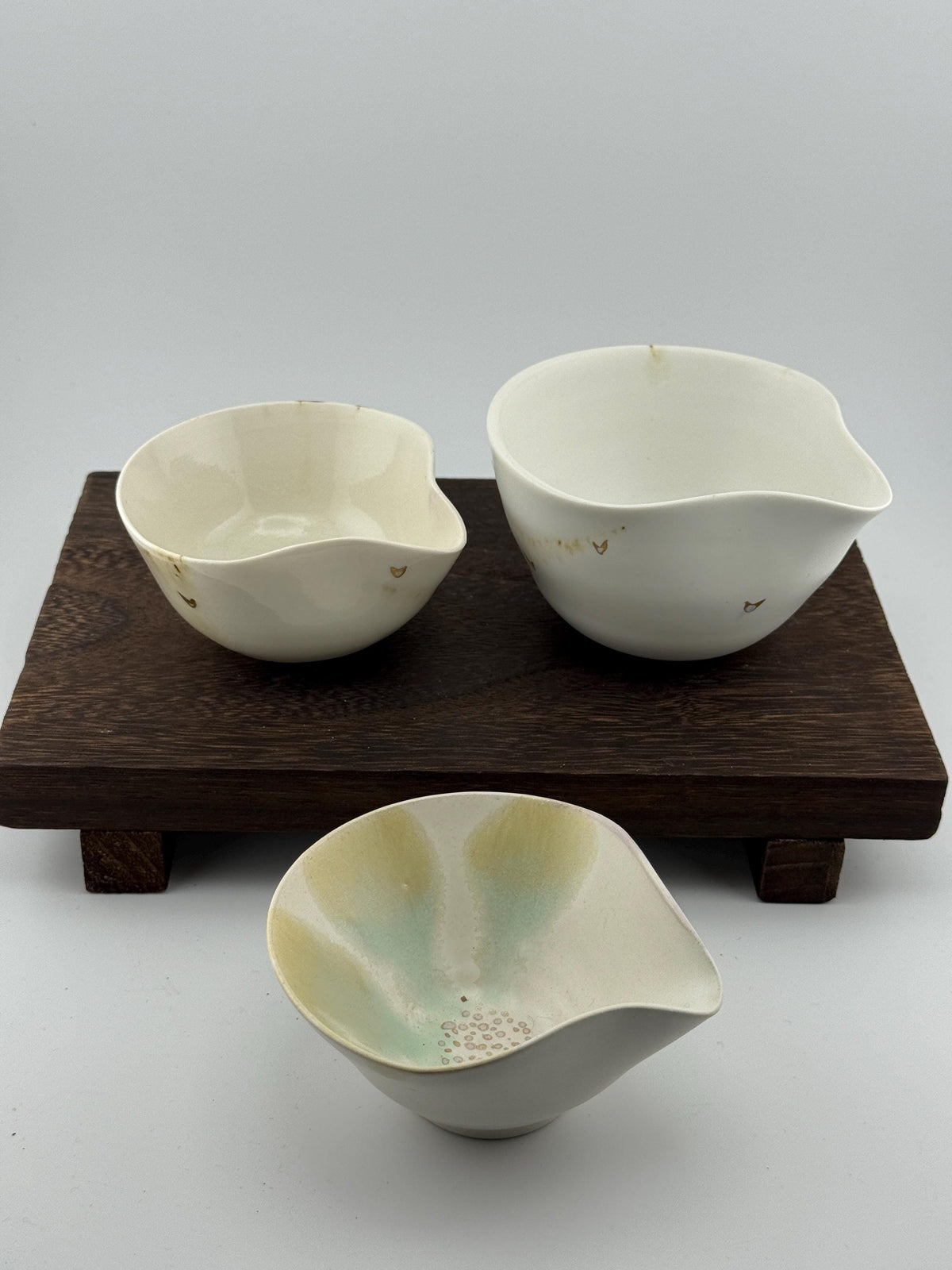 Katakuchi en céramique blanche rehaussé d’or au troisième feu, vue 2 sur 9, tasse verseuse façonnée à la main par Terresme.