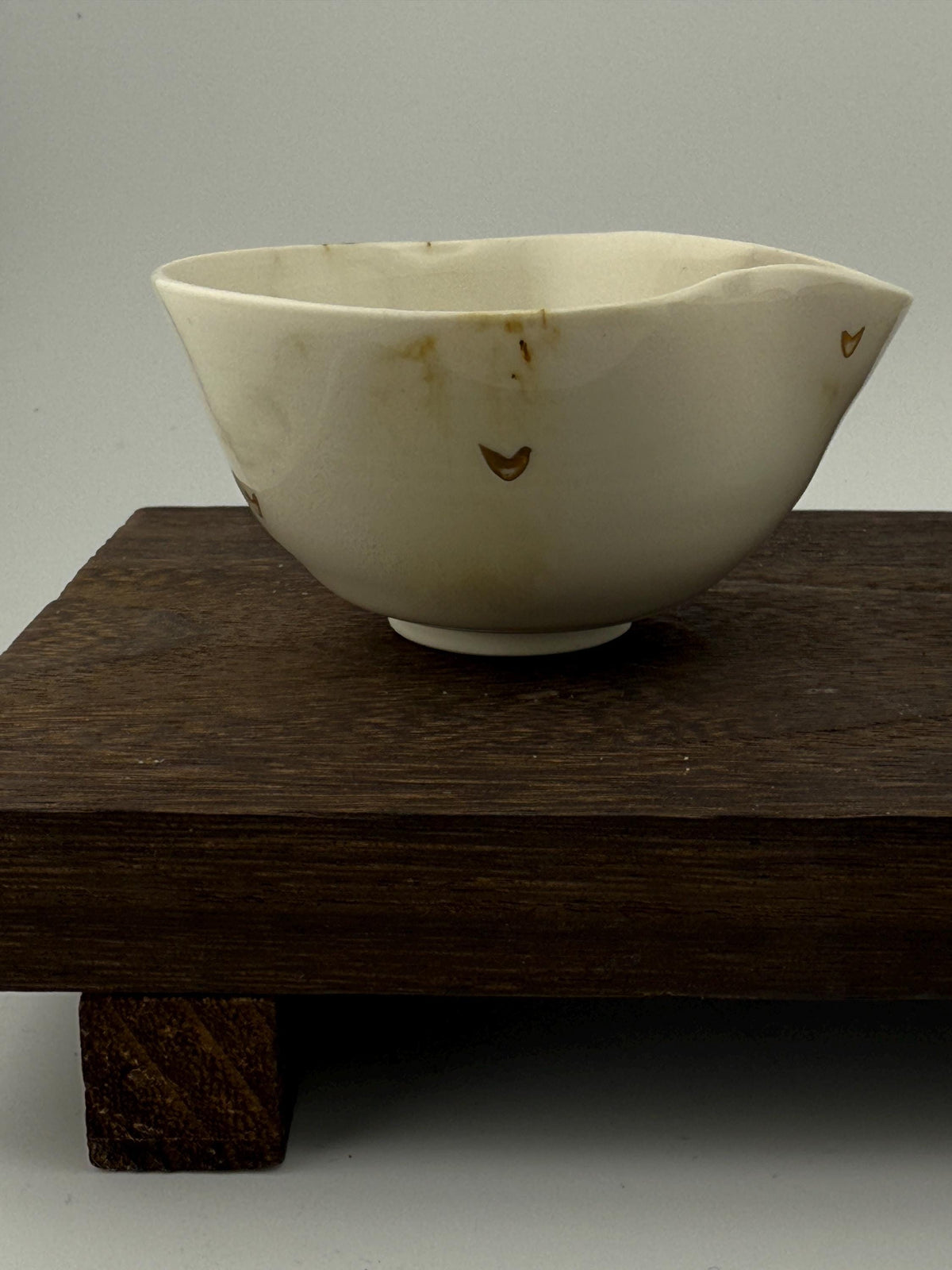 Katakuchi en céramique blanche rehaussé d’or au troisième feu, vue 3 sur 9, tasse verseuse façonnée à la main par Terresme.