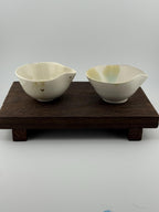 Katakuchi en céramique blanche rehaussé d’or au troisième feu, vue 4 sur 9, tasse verseuse façonnée à la main par Terresme.
