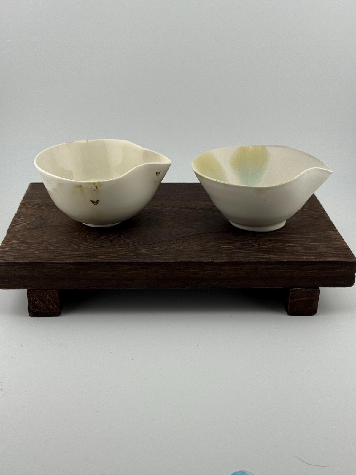 Katakuchi en céramique blanche rehaussé d’or au troisième feu, vue 4 sur 9, tasse verseuse façonnée à la main par Terresme.
