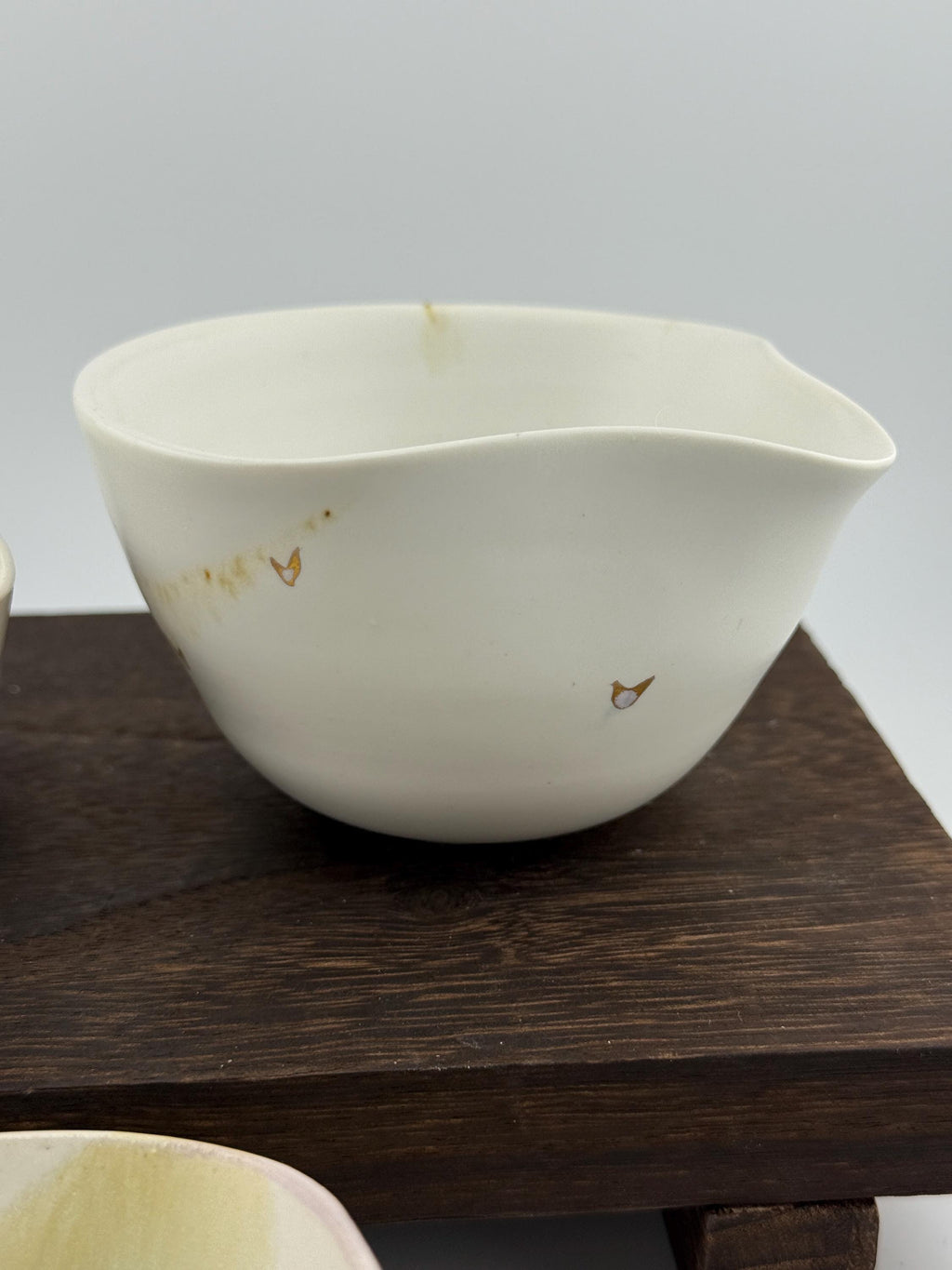 Katakuchi en céramique blanche rehaussé d’or au troisième feu, vue 5 sur 9, détail de la dorure artisanale Terresme.