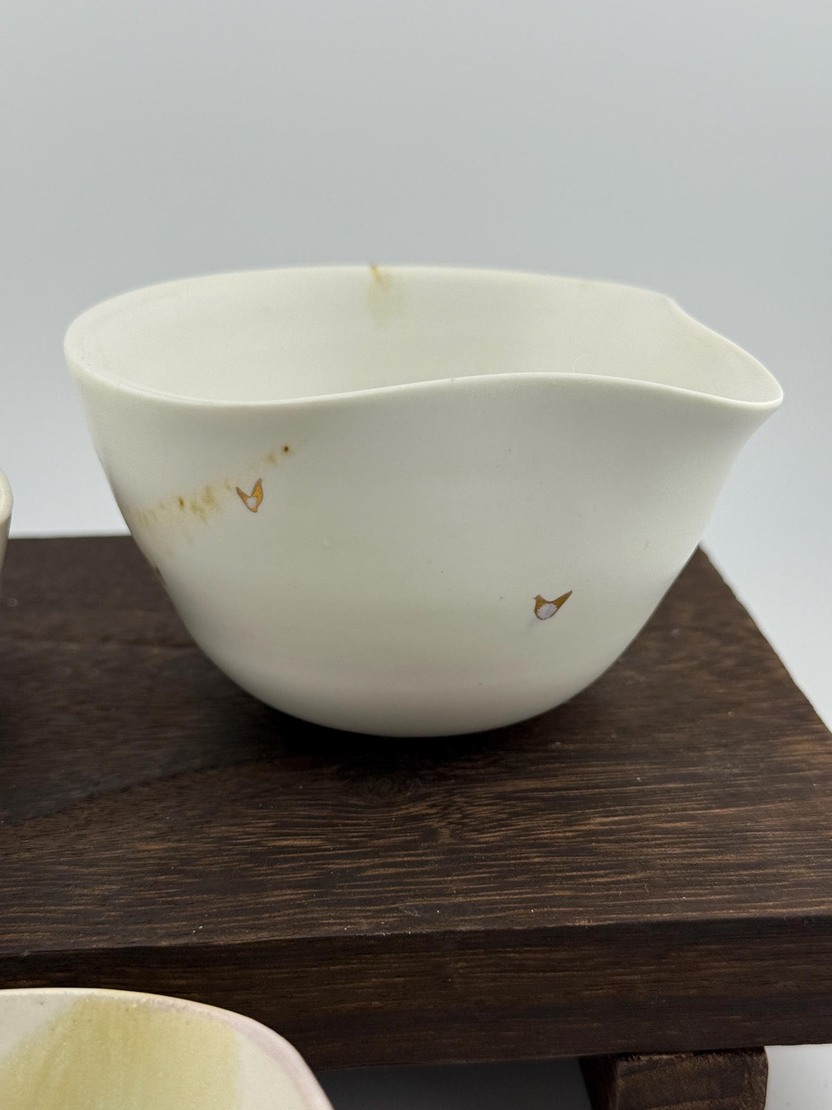 Katakuchi en céramique blanche rehaussé d’or au troisième feu, vue 5 sur 9, détail de la dorure artisanale Terresme.