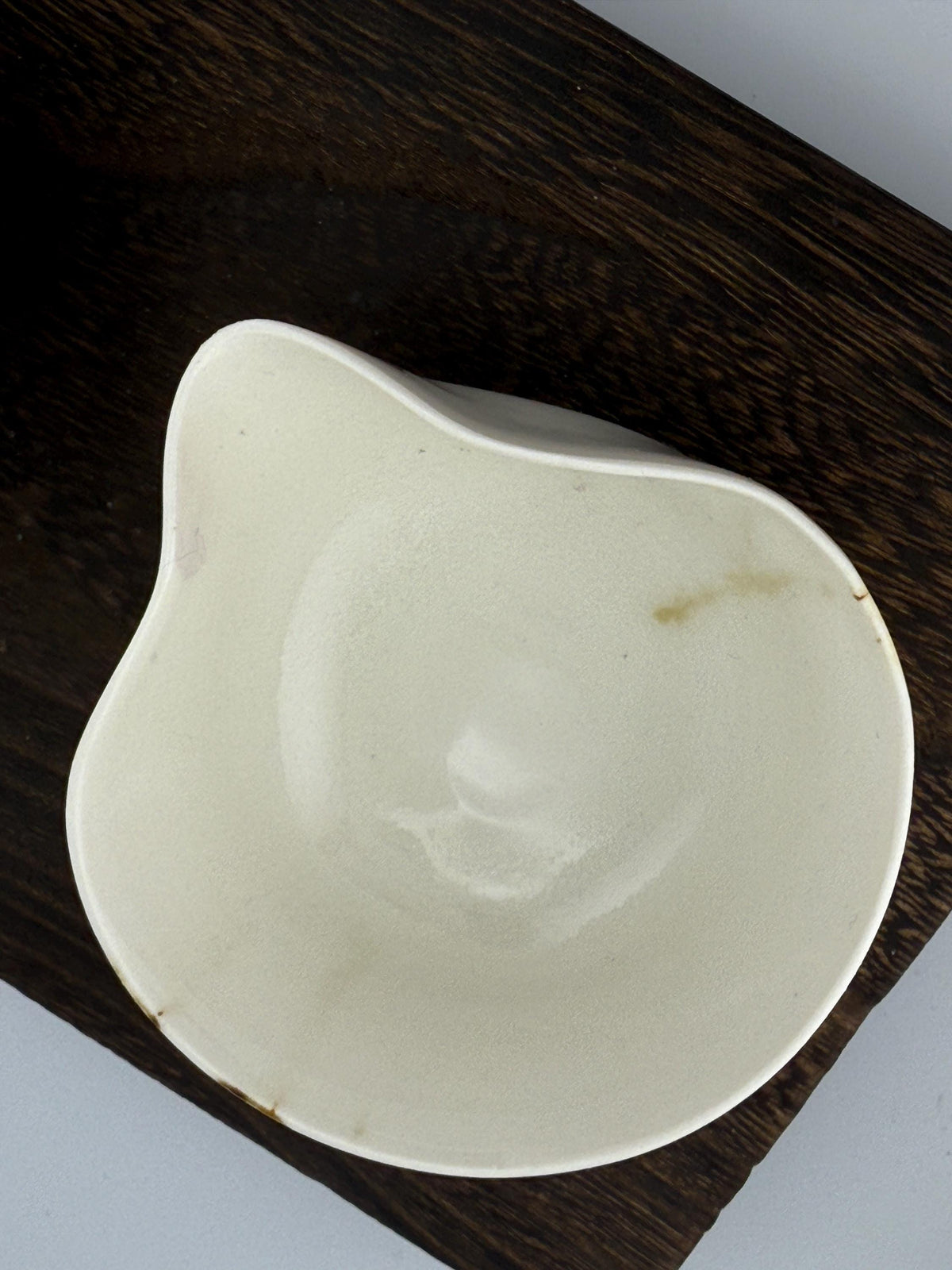 Katakuchi en céramique blanche rehaussé d’or au troisième feu, vue 6 sur 9, détail de l’émail et de la matière.