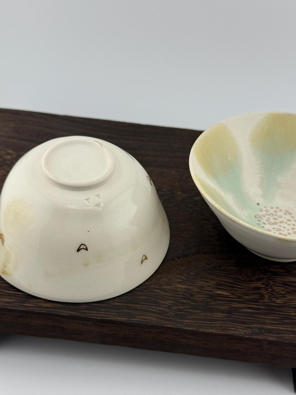 Katakuchi en céramique blanche rehaussé d’or au troisième feu, vue 7 sur 9, montrant son format compact.