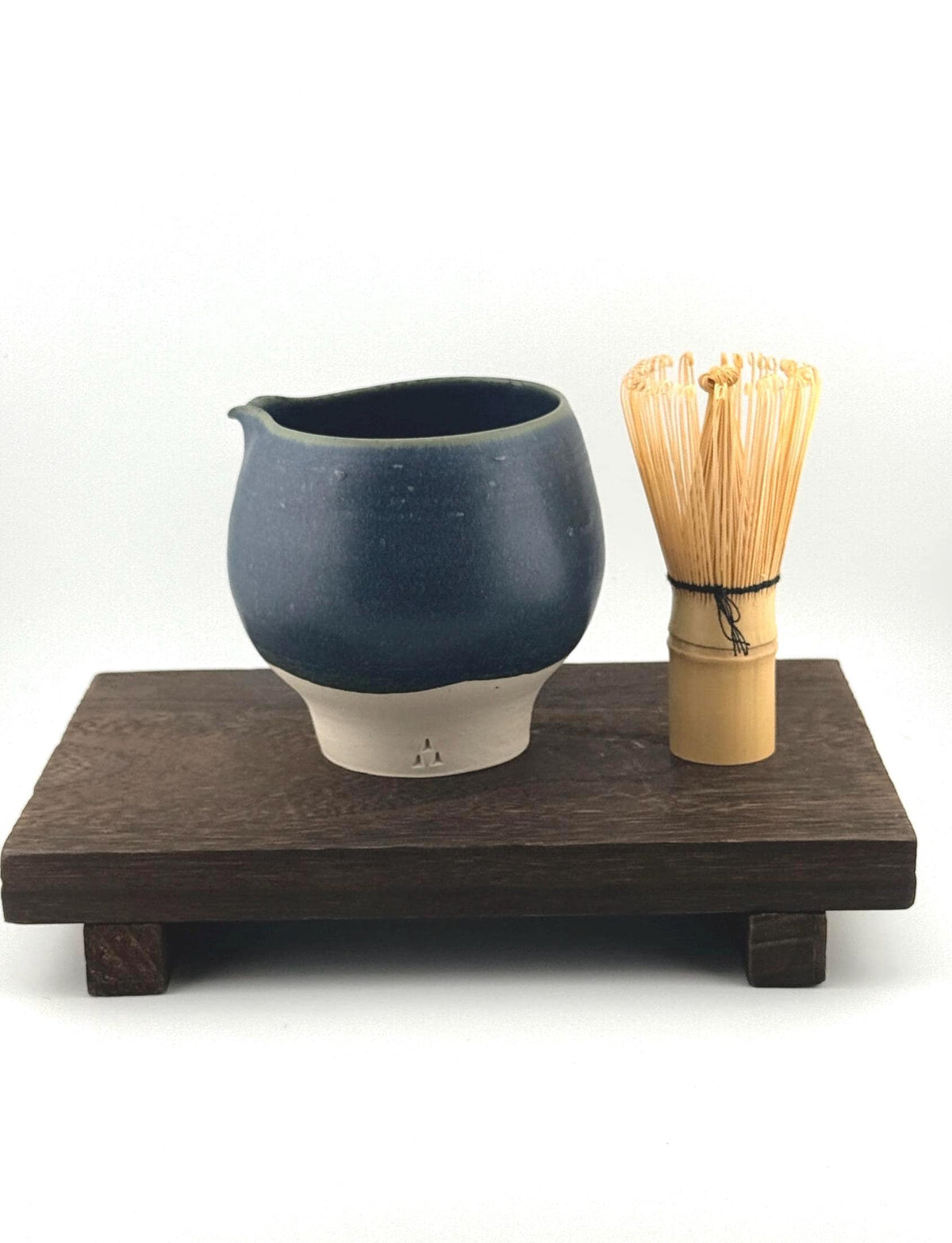 Vue 2 de Katakuchi en grès porcelainique - Bol verseur japonais artisanal bleu IZARA - 400 Ml - Céramique wabi-sabi pour cérém…, pièce en céramique faite main par Terresme.