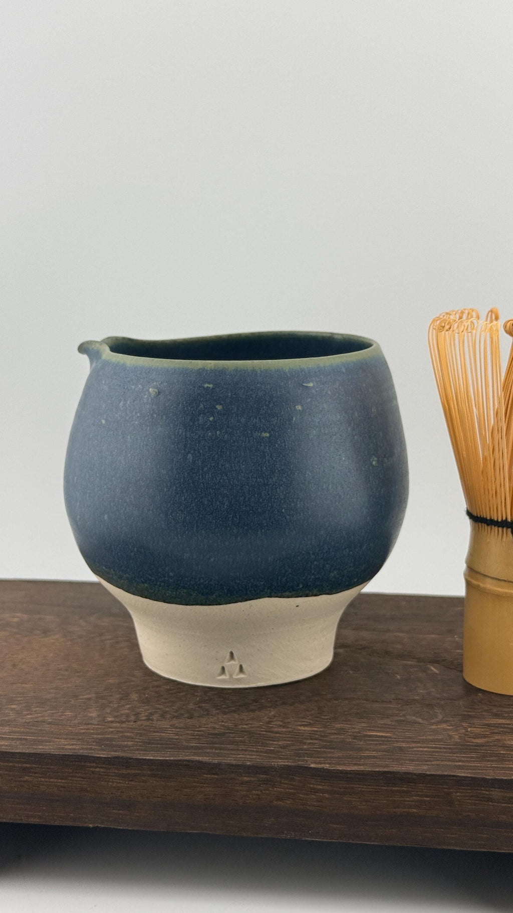 Vue 3 de Katakuchi en grès porcelainique - Bol verseur japonais artisanal bleu IZARA - 400 Ml - Céramique wabi-sabi pour cérém…, pièce en céramique faite main par Terresme.