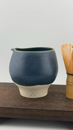 Vue 3 de Katakuchi en grès porcelainique - Bol verseur japonais artisanal bleu IZARA - 400 Ml - Céramique wabi-sabi pour cérém…, pièce en céramique faite main par Terresme.