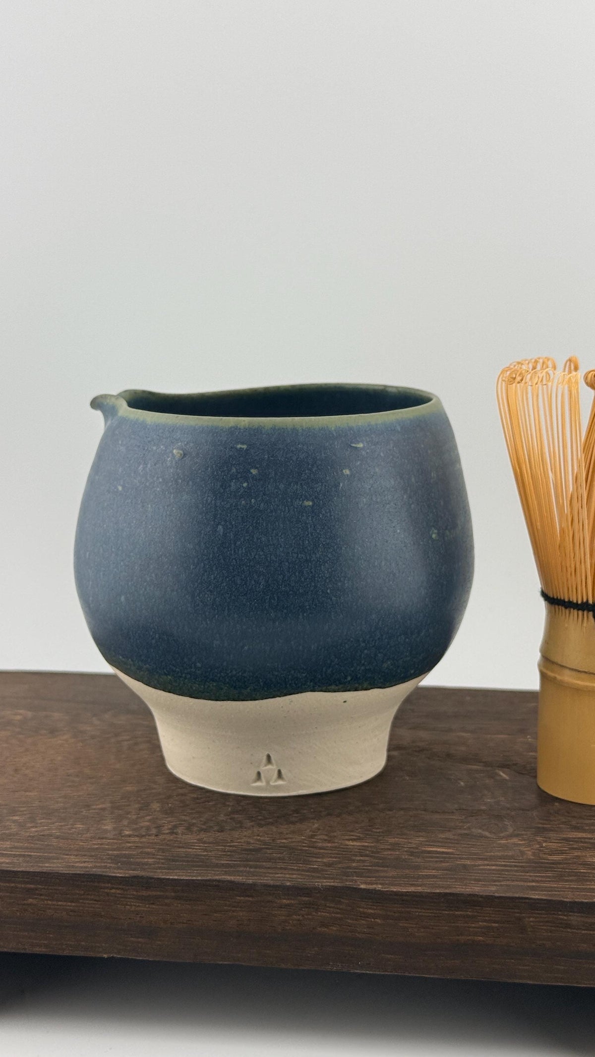 Vue 3 de Katakuchi en grès porcelainique - Bol verseur japonais artisanal bleu IZARA - 400 Ml - Céramique wabi-sabi pour cérém…, pièce en céramique faite main par Terresme.