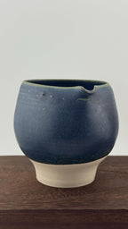 Vue 4 de Katakuchi en grès porcelainique - Bol verseur japonais artisanal bleu IZARA - 400 Ml - Céramique wabi-sabi pour cérém…, pièce en céramique faite main par Terresme.