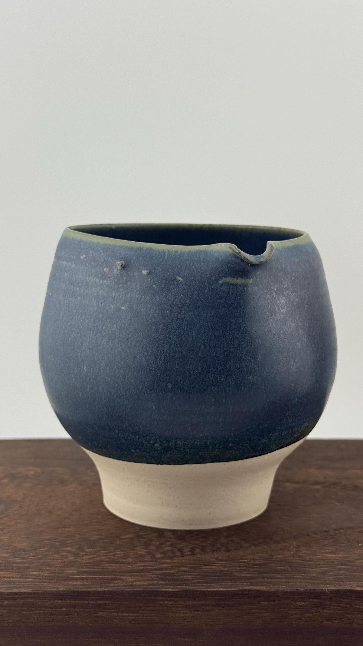 Vue 4 de Katakuchi en grès porcelainique - Bol verseur japonais artisanal bleu IZARA - 400 Ml - Céramique wabi-sabi pour cérém…, pièce en céramique faite main par Terresme.