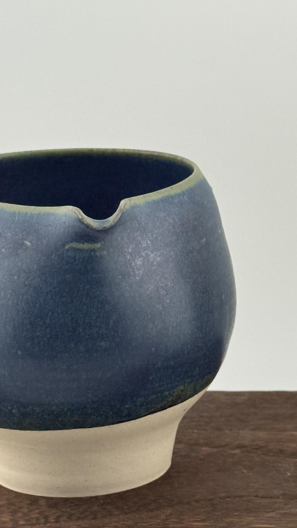 Vue 5 de Katakuchi en grès porcelainique - Bol verseur japonais artisanal bleu IZARA - 400 Ml - Céramique wabi-sabi pour cérém…, pièce en céramique faite main par Terresme.