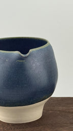 Vue 5 de Katakuchi en grès porcelainique - Bol verseur japonais artisanal bleu IZARA - 400 Ml - Céramique wabi-sabi pour cérém…, pièce en céramique faite main par Terresme.
