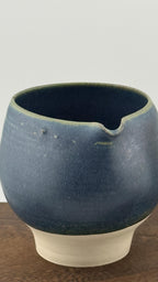 Vue 7 de Katakuchi en grès porcelainique - Bol verseur japonais artisanal bleu IZARA - 400 Ml - Céramique wabi-sabi pour cérém…, pièce en céramique faite main par Terresme.