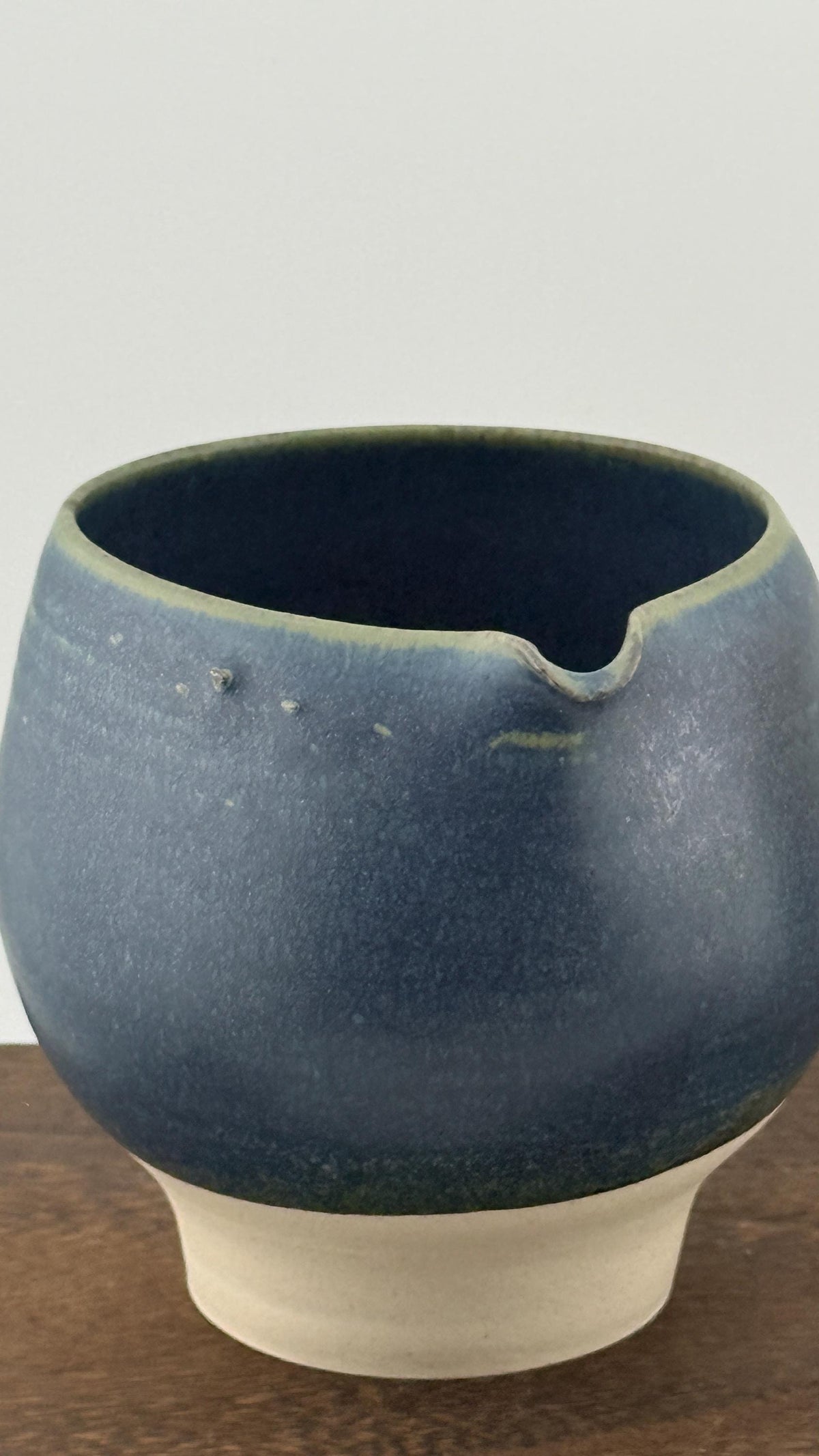 Vue 7 de Katakuchi en grès porcelainique - Bol verseur japonais artisanal bleu IZARA - 400 Ml - Céramique wabi-sabi pour cérém…, pièce en céramique faite main par Terresme.