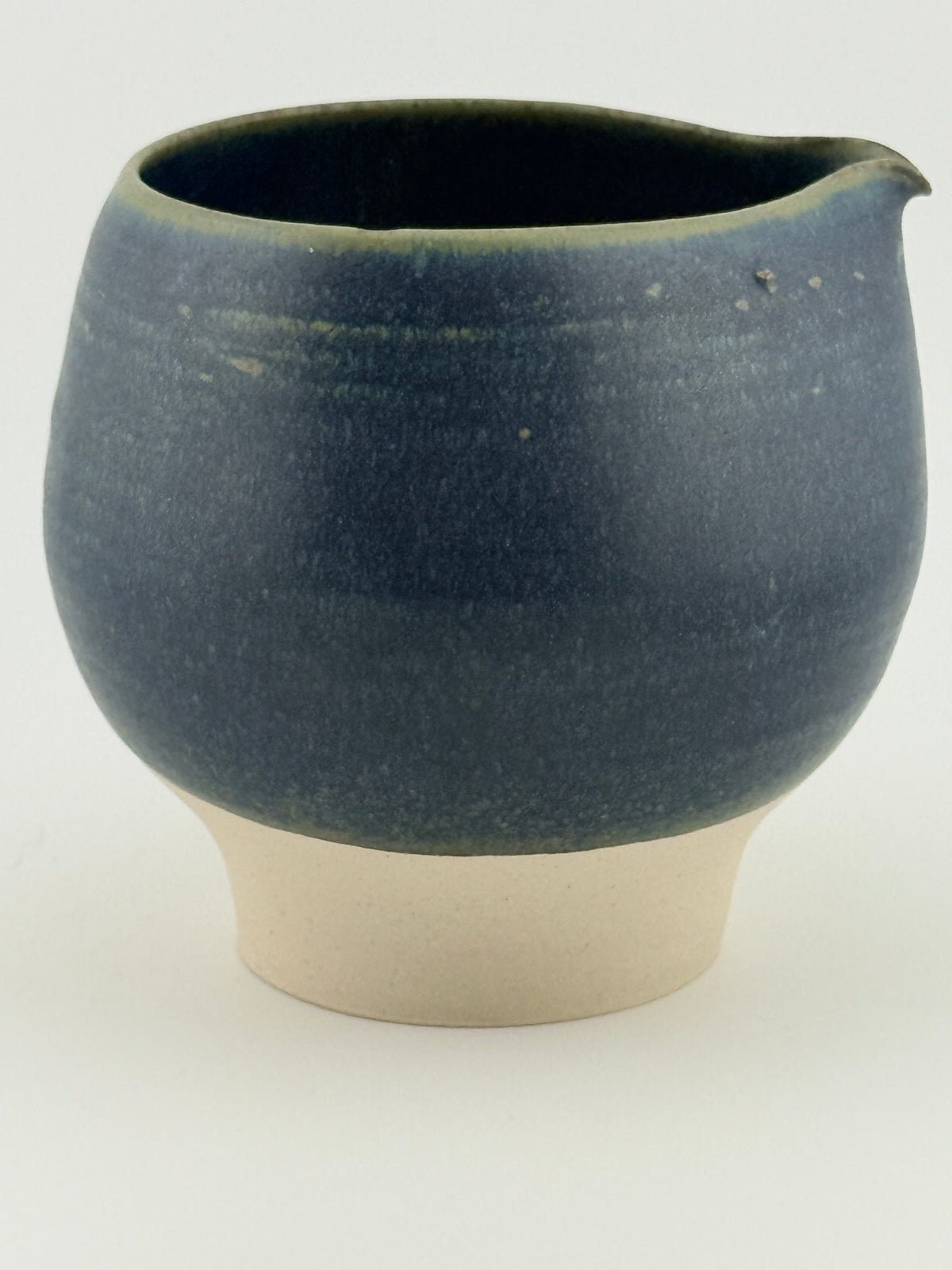 Vue 8 de Katakuchi en grès porcelainique - Bol verseur japonais artisanal bleu IZARA - 400 Ml - Céramique wabi-sabi pour cérém…, pièce en céramique faite main par Terresme.