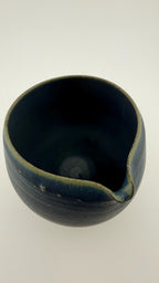 Vue 9 de Katakuchi en grès porcelainique - Bol verseur japonais artisanal bleu IZARA - 400 Ml - Céramique wabi-sabi pour cérém…, pièce en céramique faite main par Terresme.