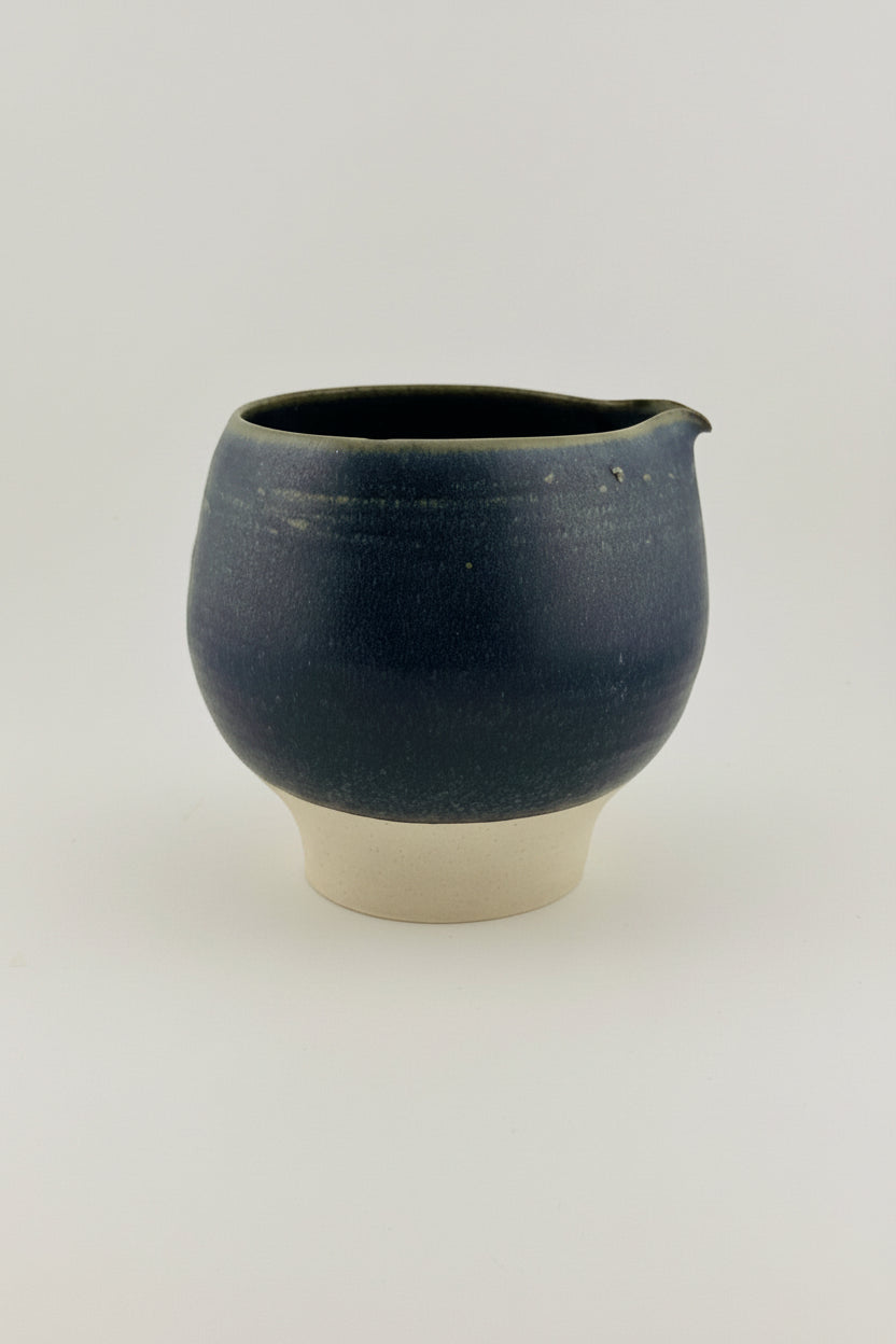 Vue principale de Katakuchi en grès porcelainique - Bol verseur japonais artisanal bleu IZARA - 400 Ml - Céramique wabi-sabi pour cérém…, pièce en céramique faite main par Terresme.