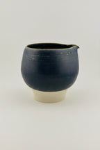 Vue principale de Katakuchi en grès porcelainique - Bol verseur japonais artisanal bleu IZARA - 400 Ml - Céramique wabi-sabi pour cérém…, pièce en céramique faite main par Terresme.
