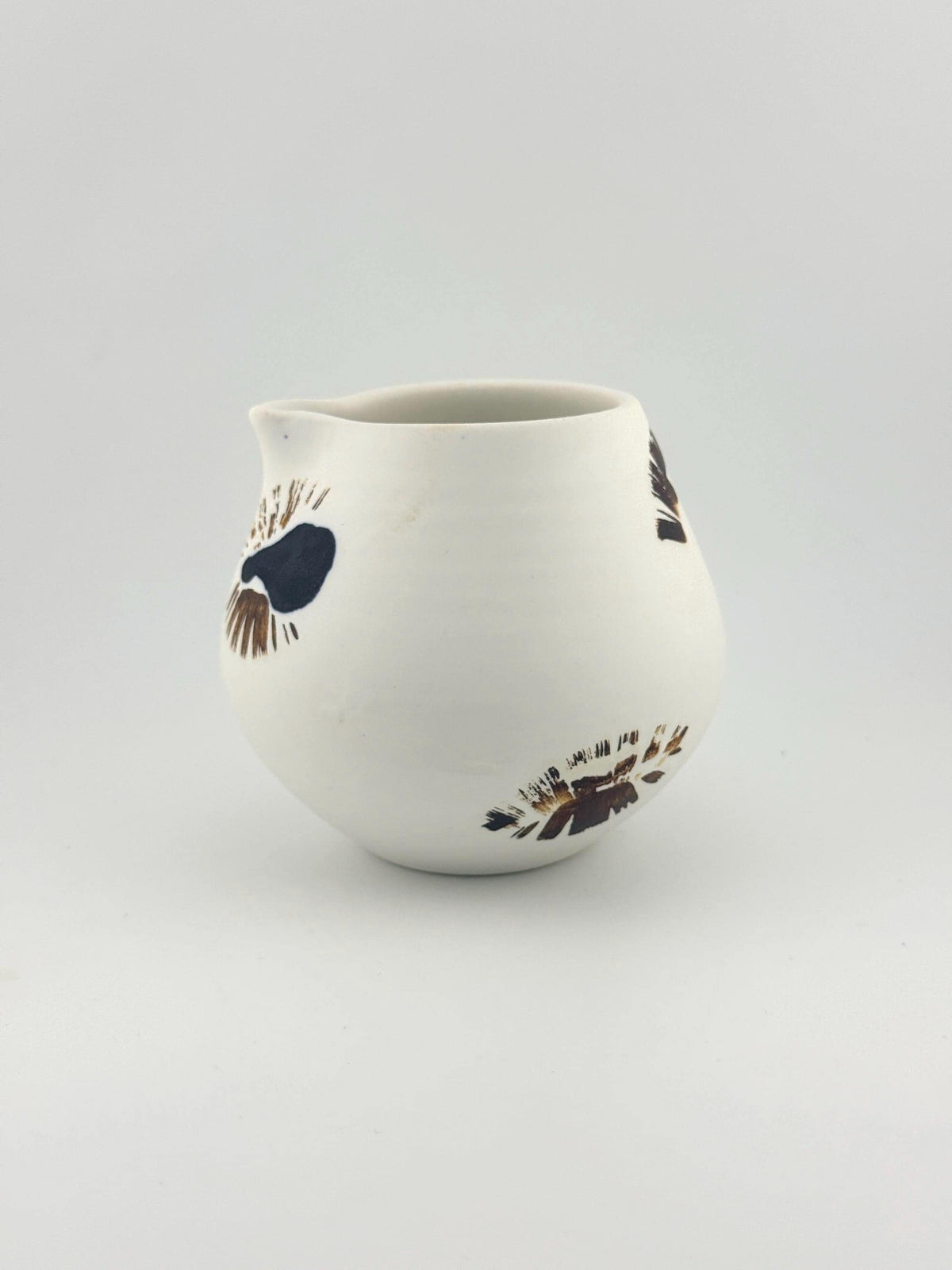 Katakuchi contemporain en faïence blanche, petit verseur fait main par Terresme — vue 1 sur 10.