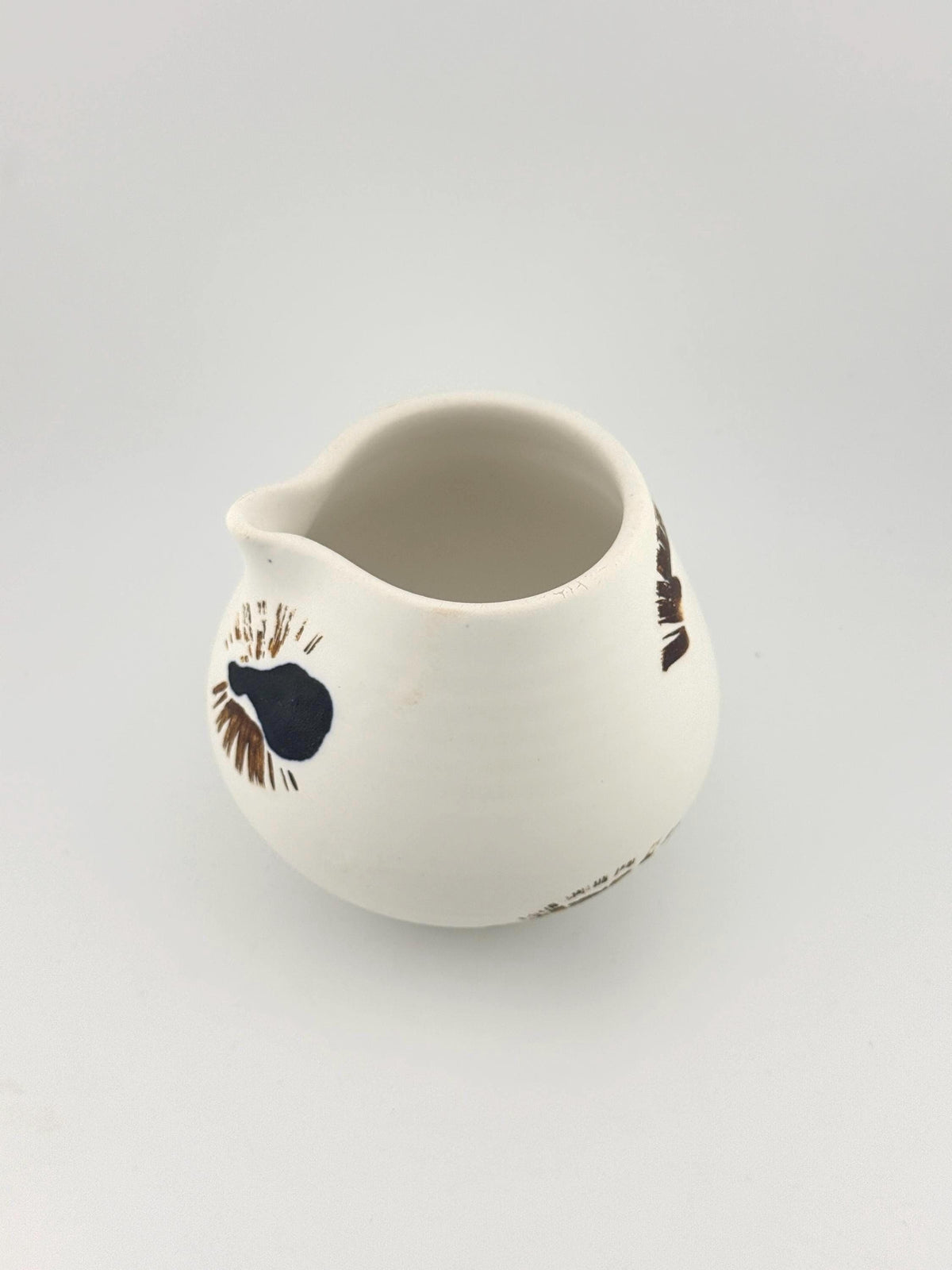 Katakuchi contemporain en faïence blanche, petit verseur fait main par Terresme — vue 3 sur 10.