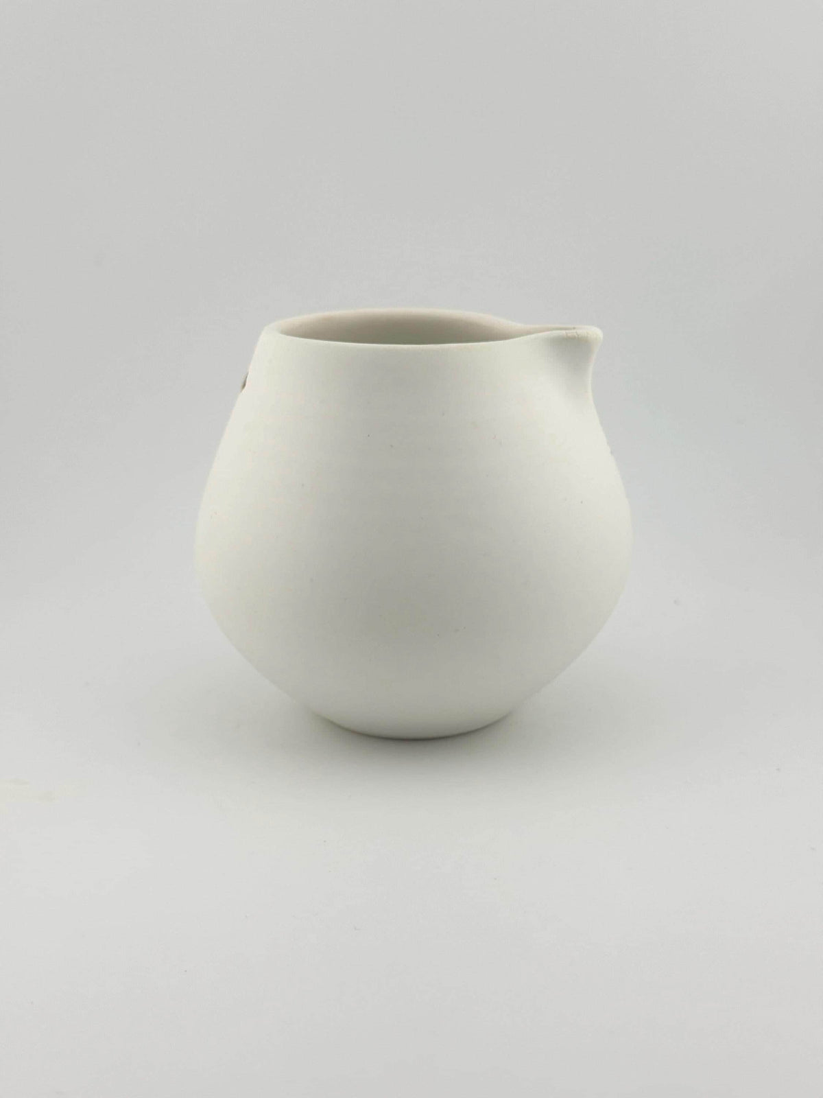 Katakuchi contemporain en faïence blanche, petit verseur fait main par Terresme — vue 4 sur 10.