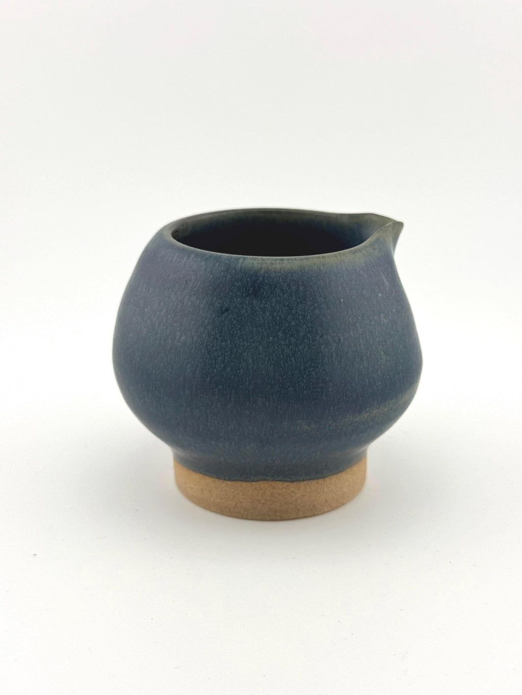 Katakuchi en grès avec émail bleu satiné Izara, fait main par Terresme — vue 1 sur 10.