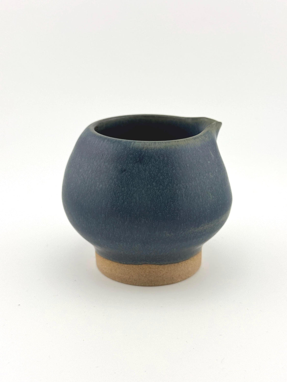 Katakuchi en grès avec émail bleu satiné Izara, fait main par Terresme — vue 1 sur 10.