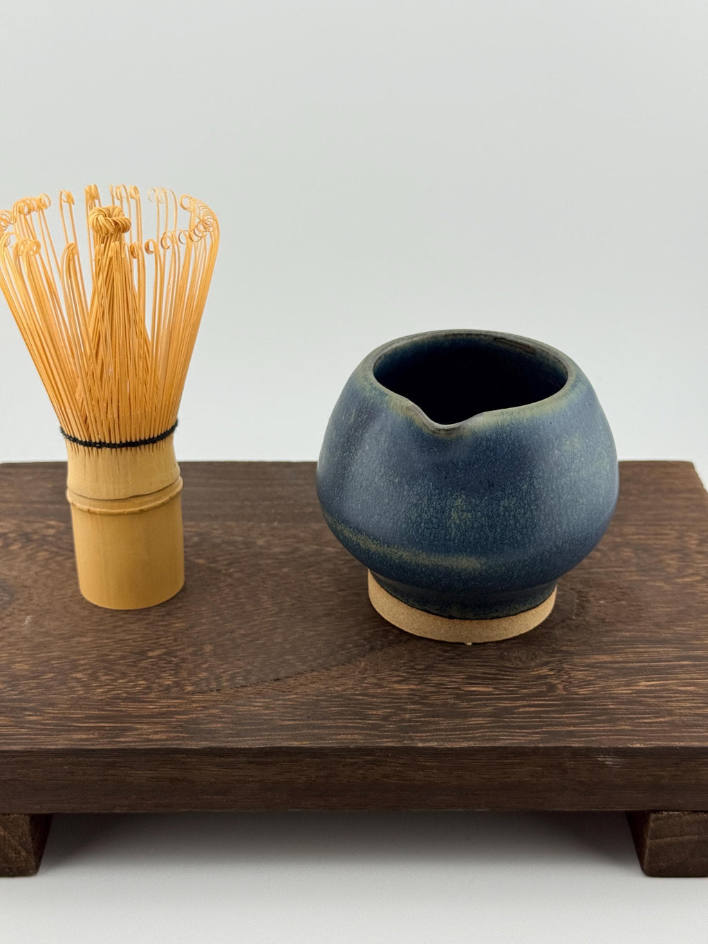 Katakuchi en grès avec émail bleu satiné Izara, fait main par Terresme — vue 4 sur 10.