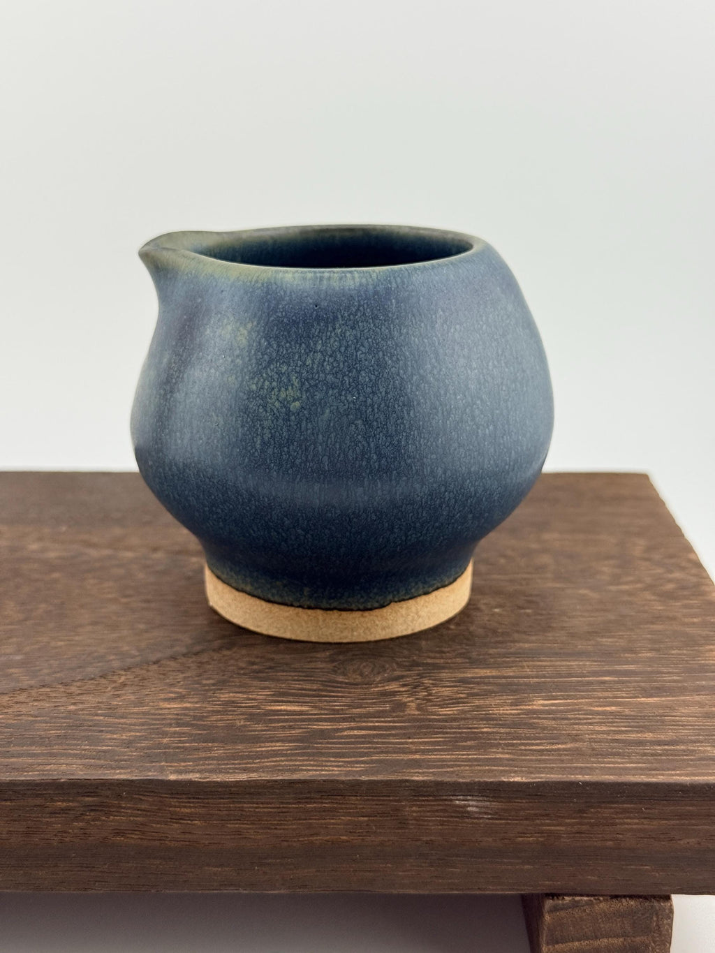 Katakuchi en grès avec émail bleu satiné Izara, fait main par Terresme — vue 5 sur 10.