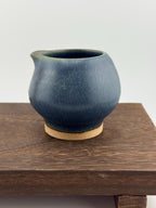 Katakuchi en grès avec émail bleu satiné Izara, fait main par Terresme — vue 5 sur 10.