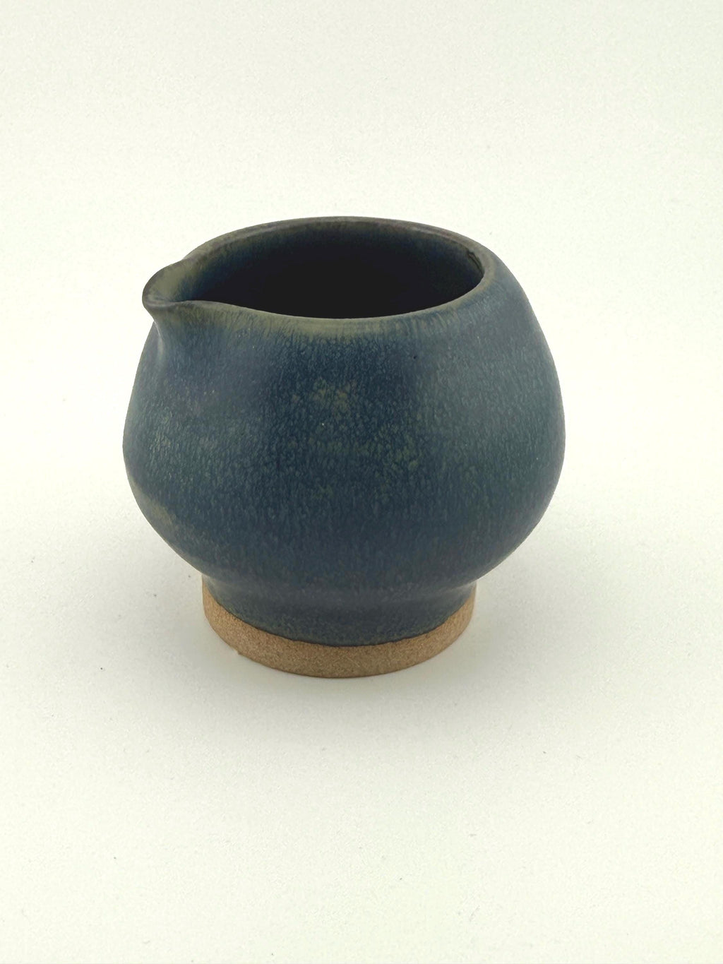Katakuchi en grès avec émail bleu satiné Izara, fait main par Terresme — vue 7 sur 10.