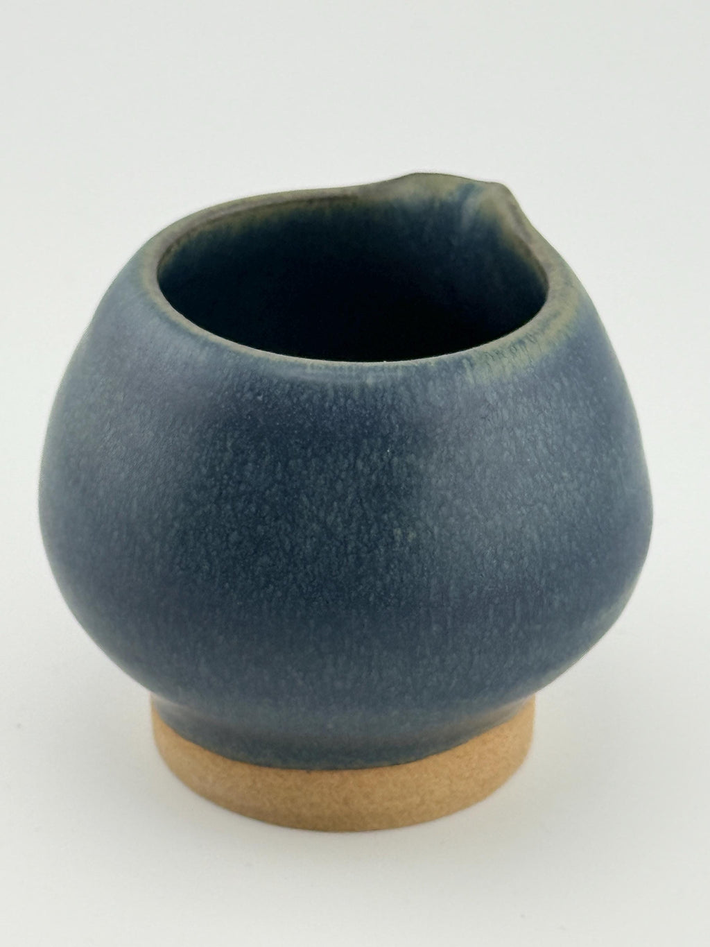Katakuchi en grès avec émail bleu satiné Izara, fait main par Terresme — vue 10 sur 10.