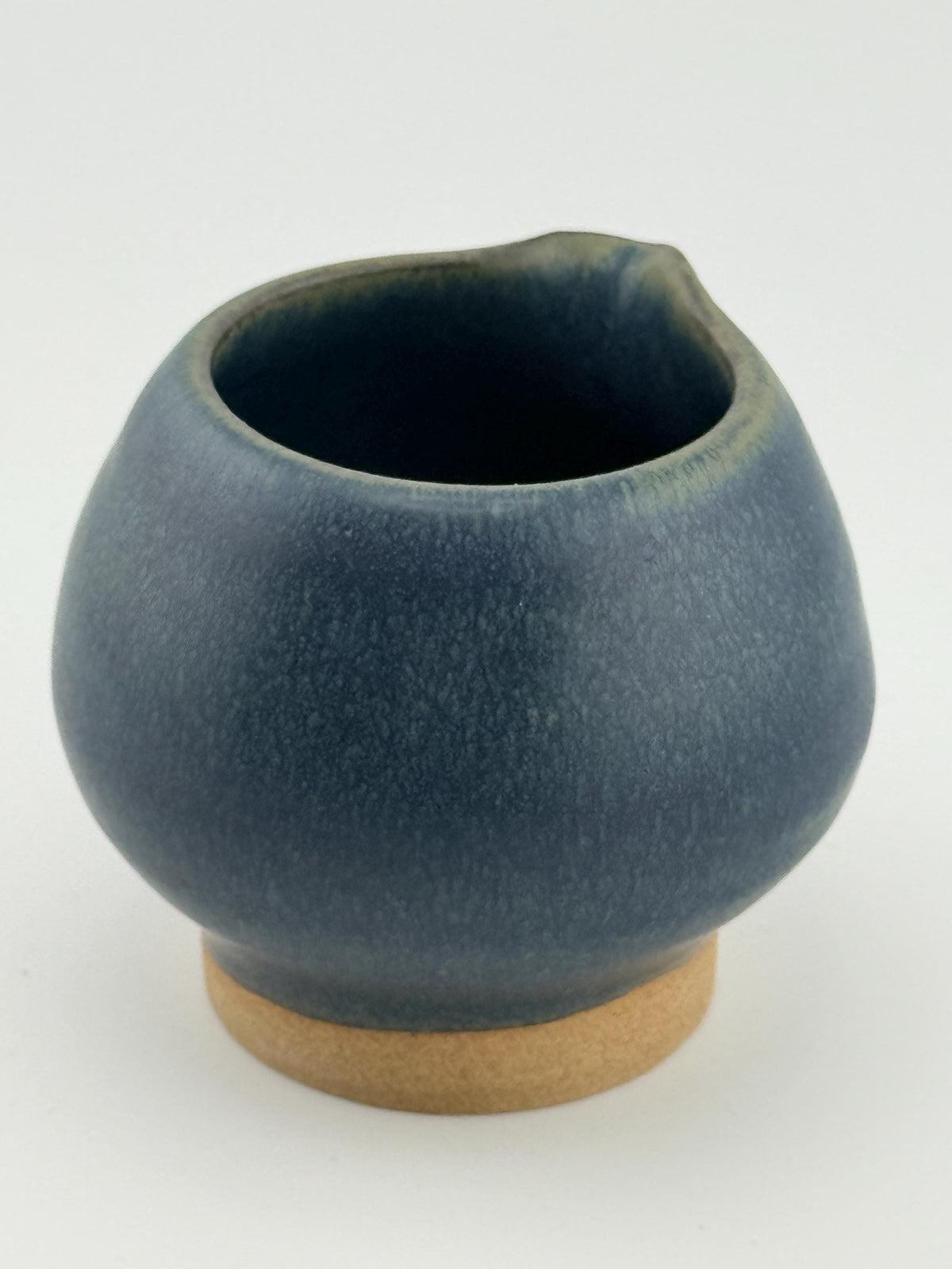 Katakuchi en grès avec émail bleu satiné Izara, fait main par Terresme — vue 10 sur 10.