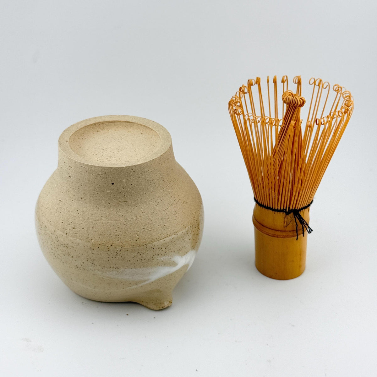 Katakuchi en grès et sable de Sardaigne avec décor poisson peint en porcelaine, céramique Terres.me