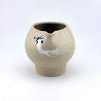 Katakuchi en grès et sable de Sardaigne avec décor poisson peint en porcelaine, céramique Terres.me