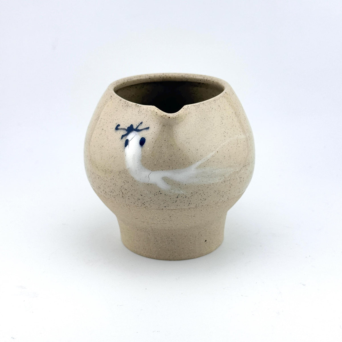 Katakuchi en grès et sable de Sardaigne avec décor poisson peint en porcelaine, céramique Terres.me