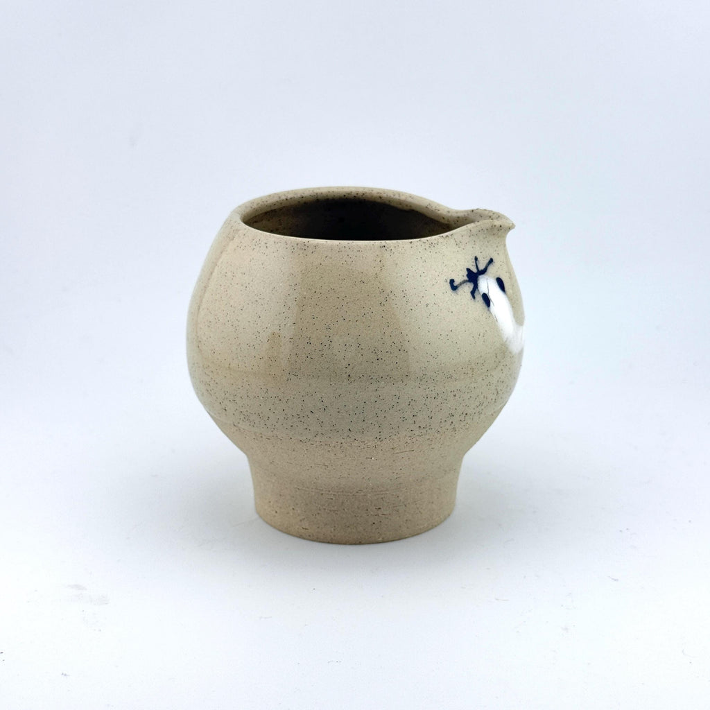 Katakuchi en grès et sable de Sardaigne avec décor poisson peint en porcelaine, céramique Terres.me