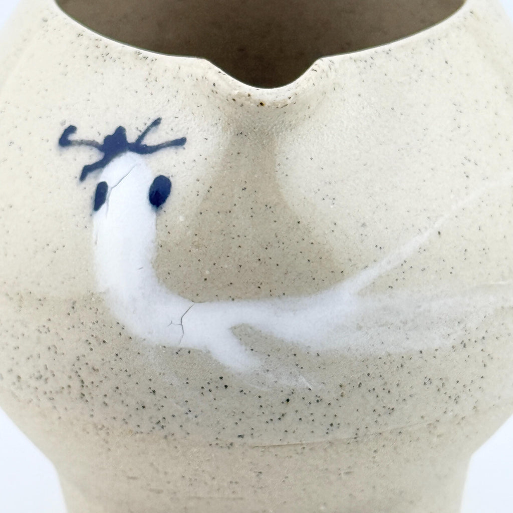 Katakuchi en grès et sable de Sardaigne avec décor poisson peint en porcelaine, céramique Terres.me