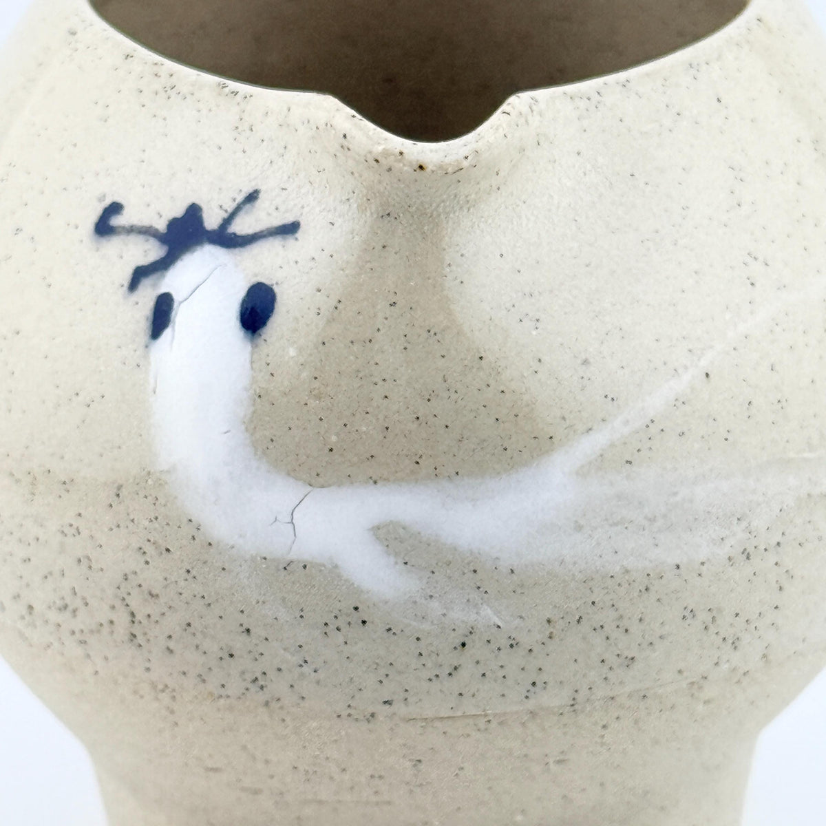 Katakuchi en grès et sable de Sardaigne avec décor poisson peint en porcelaine, céramique Terres.me