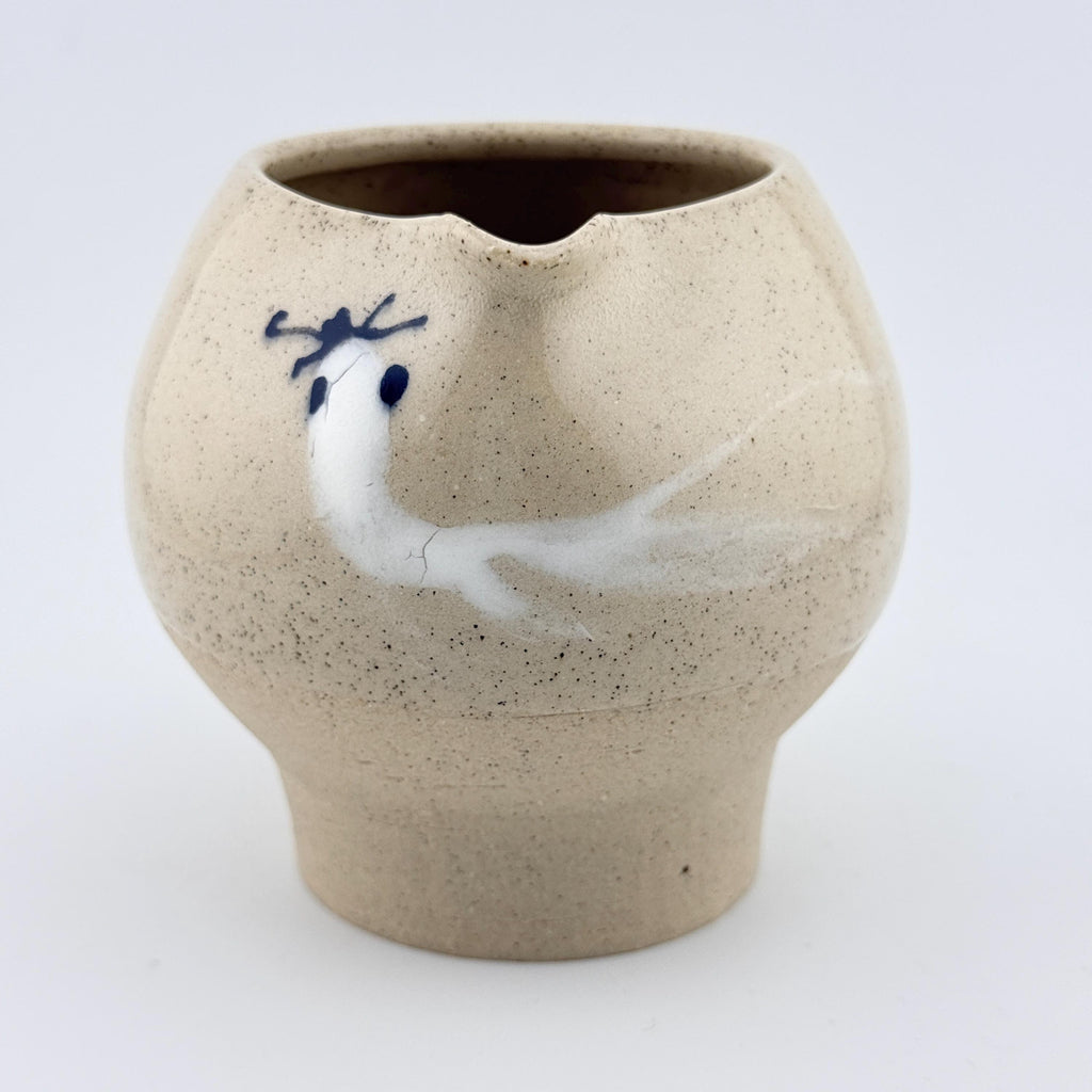 Katakuchi en grès et sable de Sardaigne avec décor poisson peint en porcelaine, céramique Terres.me